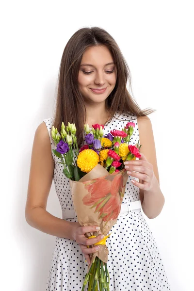 Mladá roztomilá žena držící kytice — Stock fotografie