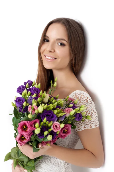 Fiatal aranyos nő gazdaság csokor virág — Stock Fotó