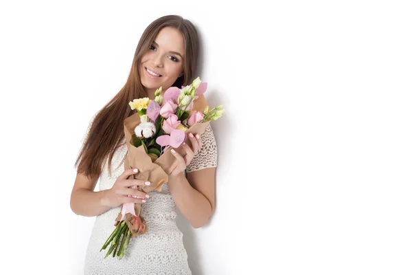 年轻可爱的女子捧着束鲜花 — 图库照片