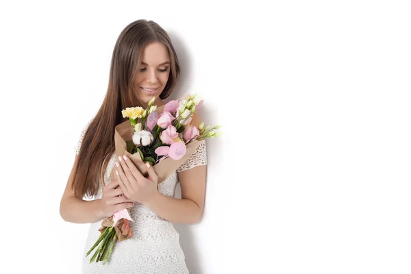 Νέα χαριτωμένο γυναίκα που κρατά μπουκέτο λουλούδια — Φωτογραφία Αρχείου