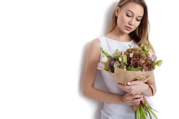 Joven linda mujer sosteniendo ramo de flores —  Fotos de Stock