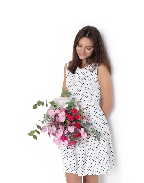 Jovem mulher bonito segurando monte de flores — Fotografia de Stock