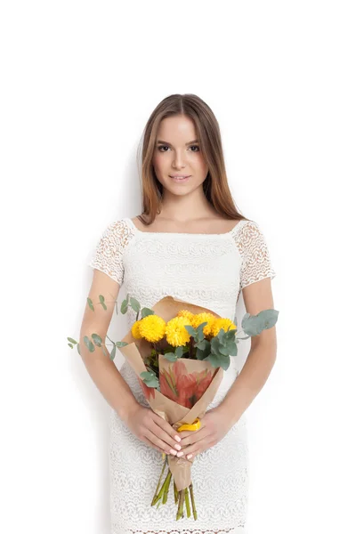 Mujer linda joven con ramo de flores de primavera —  Fotos de Stock