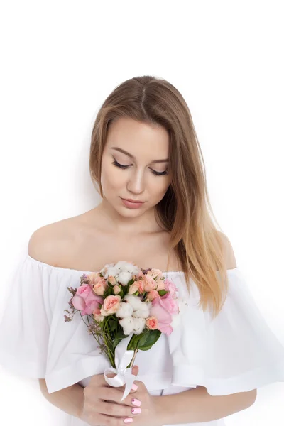 Joven linda mujer sosteniendo ramo de flores —  Fotos de Stock