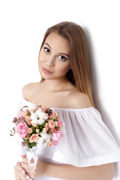 Buket çiçek tutan genç sevimli kadın — Stok fotoğraf