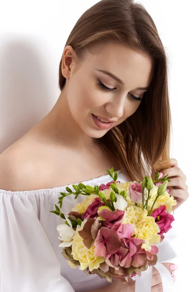 幸せな驚きモデルの女性の花の臭いがします。 — ストック写真