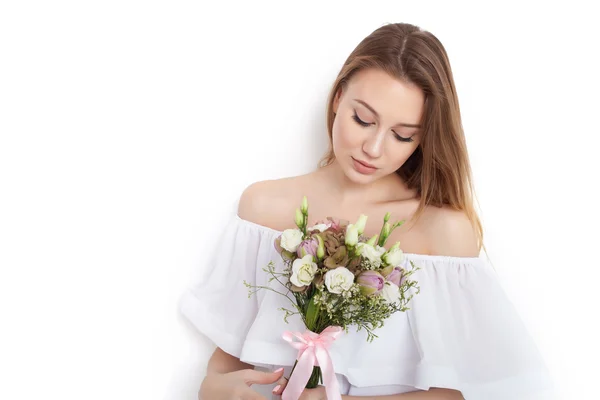 Mladá roztomilá žena držící kytice — Stock fotografie