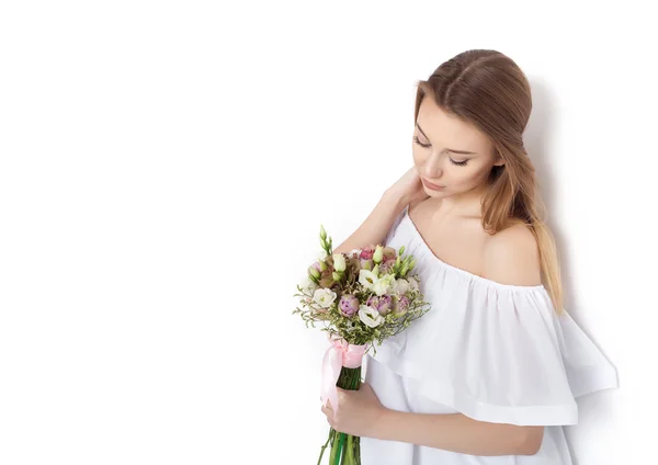 Joven linda mujer sosteniendo ramo de flores —  Fotos de Stock