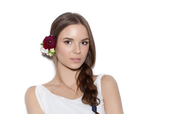 Mulher bonita com flores delicadas no cabelo — Fotografia de Stock