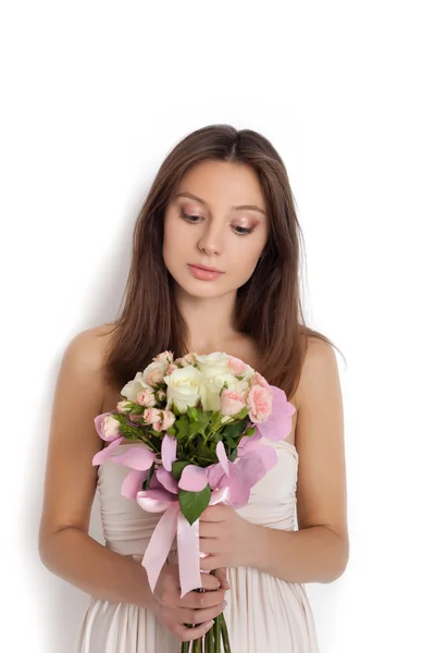 Joven linda mujer sosteniendo ramo de flores — Foto de Stock