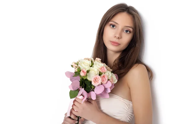 Çiçek demet tutan genç sevimli kadın — Stok fotoğraf