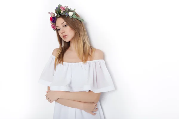 Jovem mulher bonito segurando monte de flores — Fotografia de Stock