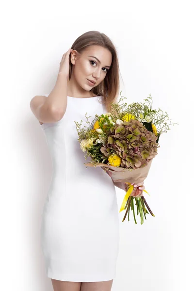Fiatal aranyos nő gazdaság virágcsokor — Stock Fotó
