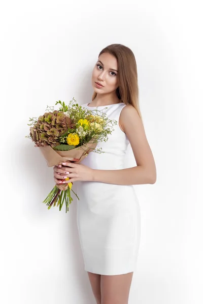 Velmi krásná dívka drží kytice — Stock fotografie