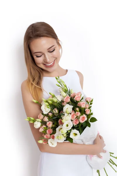 Fiatal aranyos nő gazdaság virágcsokor — Stock Fotó