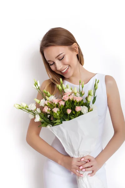 Boldog meglepett modell nő illatú virágok — Stock Fotó
