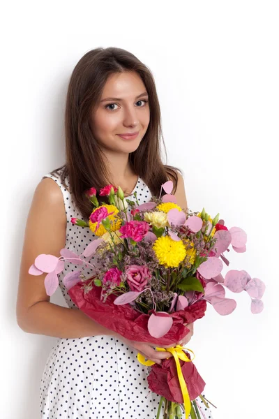 Fiatal aranyos nő gazdaság csokor virág — Stock Fotó