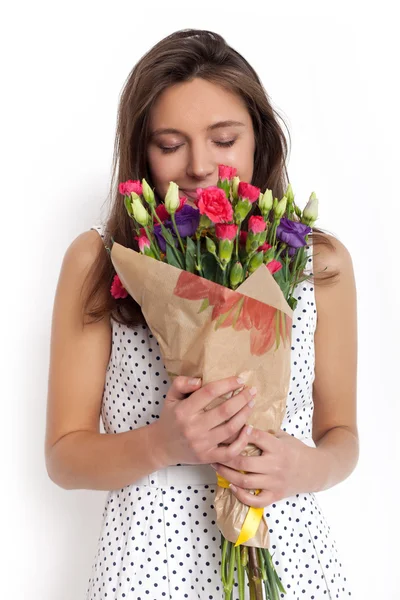 Feliz modelo sorprendido mujer oliendo flores —  Fotos de Stock