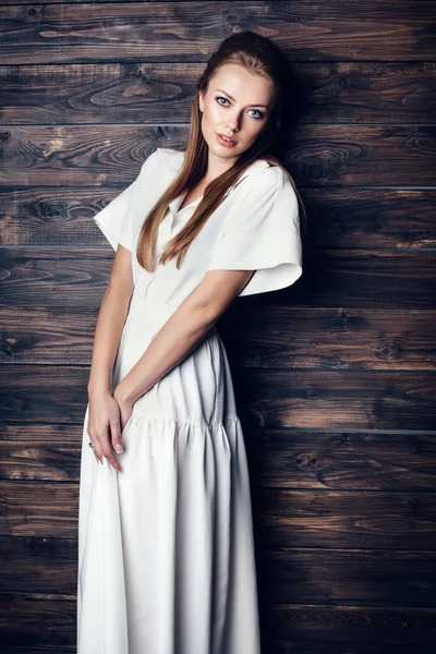 Moda młody piękny kobieta w białej sukni — Zdjęcie stockowe