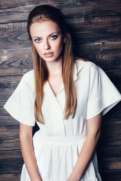 Moda joven hermosa mujer en vestido blanco — Foto de Stock