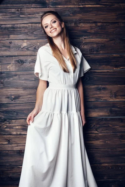 Moda joven hermosa mujer en vestido blanco — Foto de Stock