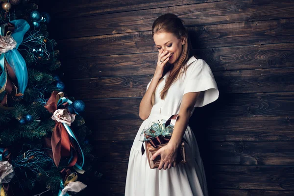 Linda chica en vestido blanco sosteniendo caja de regalo —  Fotos de Stock