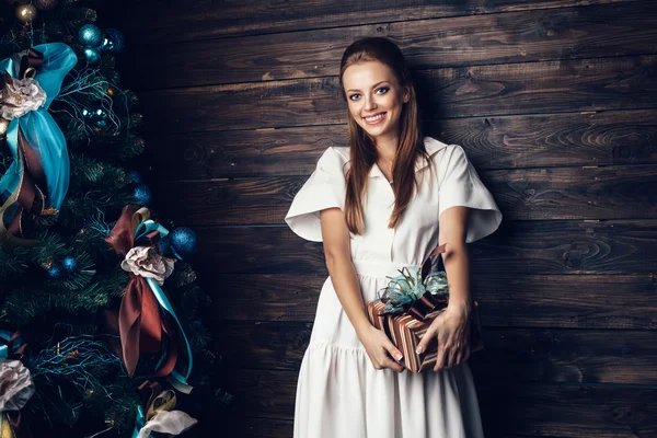 Linda chica en vestido blanco sosteniendo caja de regalo —  Fotos de Stock