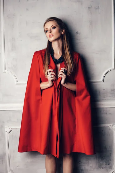 Moda jovem mulher bonita em casaco vermelho — Fotografia de Stock