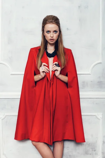 Moda jovem mulher bonita em casaco vermelho — Fotografia de Stock