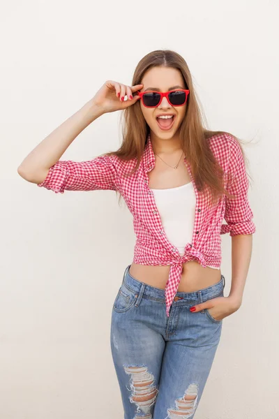 Menina adolescente feliz posando e sorrindo — Fotografia de Stock