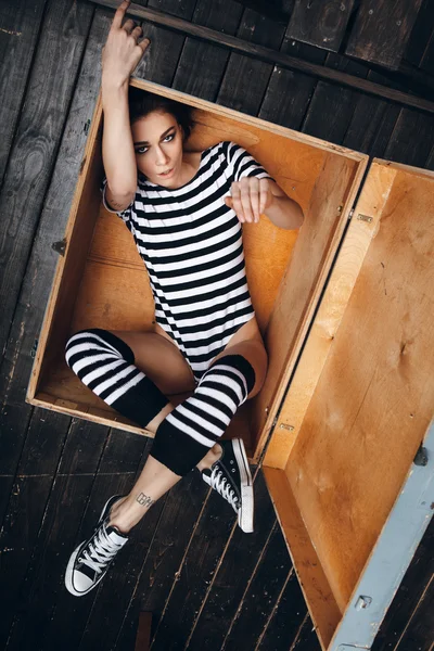 木箱にストライプ ボディー スーツの女の子 — ストック写真