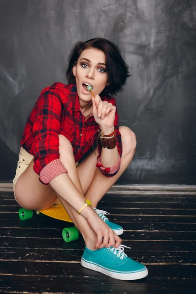 Girl tying shoe laces. Ready for skateboarding — Stock Photo, Image