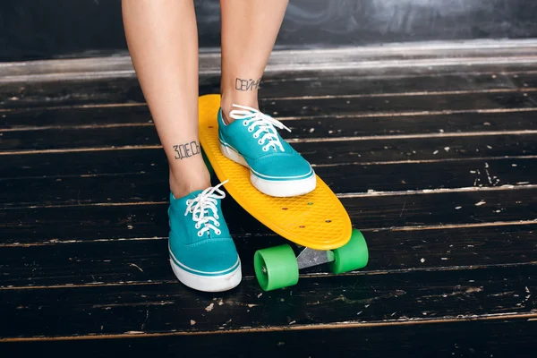 Gambe di giovane ragazza su longboard. Skateboard — Foto Stock