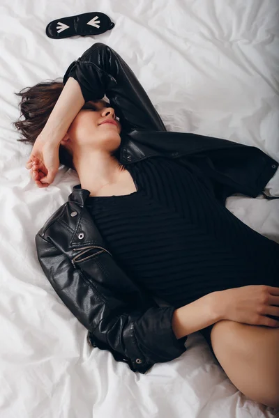 Dziewczyna Śpiąca i zasłaniając twarz ręcznie — Zdjęcie stockowe