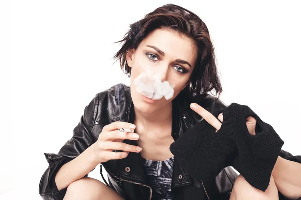 Сексуальная девушка курит сигарету и показывает средний палец — стоковое фото