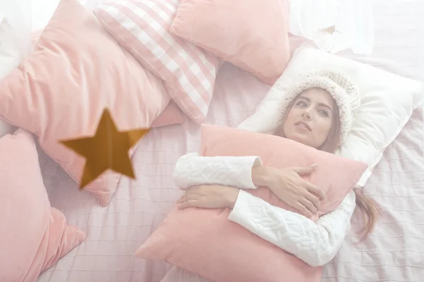 Frau schläft auf der weißen Bettwäsche im Bett — Stockfoto