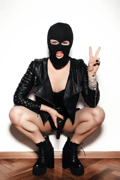 Menina sexy em balaclava - crime e violência — Fotografia de Stock