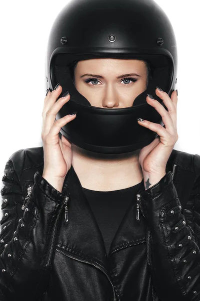 Ritratto di giovane bella donna in casco biker — Foto Stock