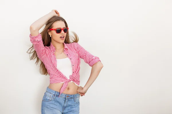 Menina adolescente feliz atraente posando e sorrindo — Fotografia de Stock