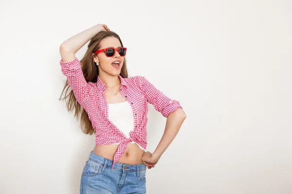 Atractiva chica adolescente feliz posando y sonriendo —  Fotos de Stock