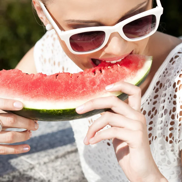Vrouw neemt watermeloen. concept van gezond en op dieet zijn voedsel — Stockfoto