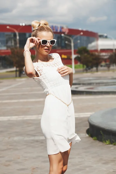 Jovem mulher bonita desfrutando do sol — Fotografia de Stock