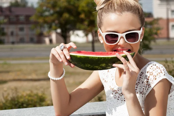 Kvinnen tar vannmelon. Begrepet sunt kosthold – stockfoto