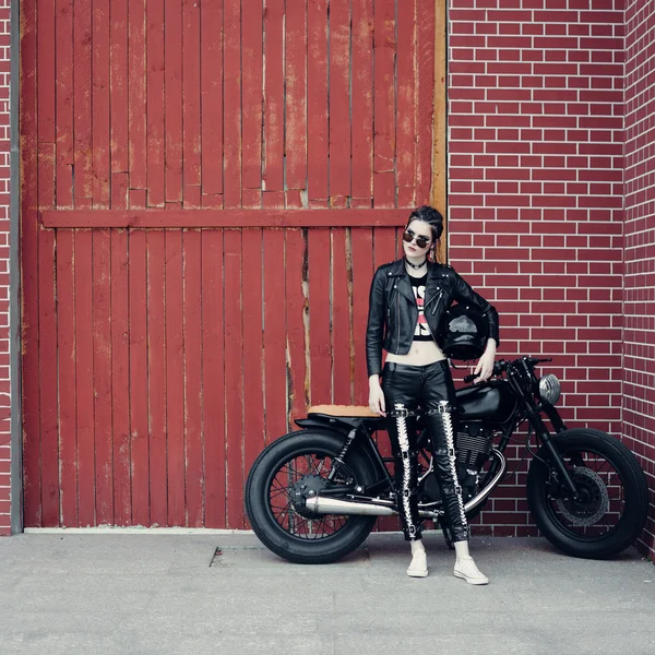 Menina motociclista e motocicleta personalizada vintage — Fotografia de Stock