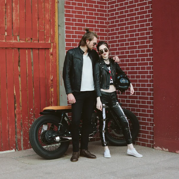 Couple in love and vintage custom motorcycle — Stock Photo, Image