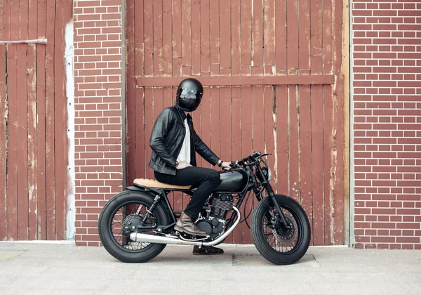 Motociclista e motocicleta personalizada vintage — Fotografia de Stock