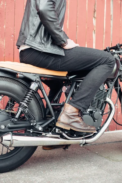 Motociclista e motocicleta personalizada vintage — Fotografia de Stock