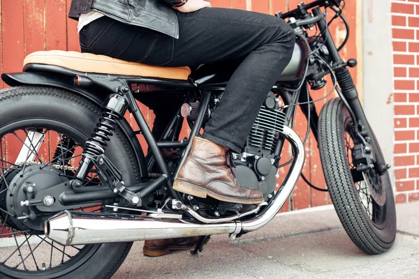 Motocycliste et moto vintage personnalisée — Photo