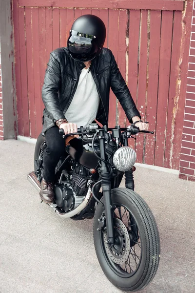 Байкер і вінтажний нестандартний мотоцикл — стокове фото
