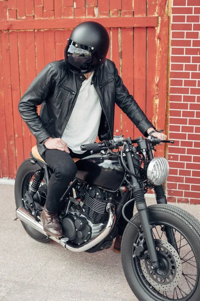 Biker and vintage custom motorcycle — Stock Photo, Image